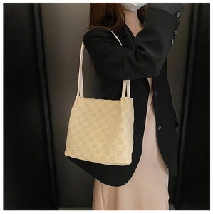 Détail du sac fourre-tout tissé à carreaux crème avec tenue décontractée chic