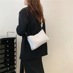 Sac fourre-tout blanc à motif crocodile avec bandoulière réglable pour style urbain