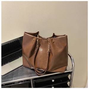 Grand sac cabas marron avec texture cuir rétro et bandoulière en chaîne dorée