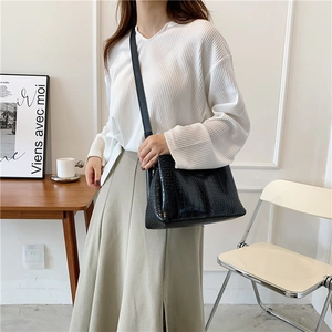 Sac fourre-tout noir minimaliste pour femme avec motif crocodile et bandoulière