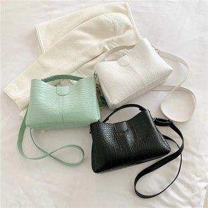 Trois sacs cabas à relief crocodile en menthe, blanc et noir avec bandoulières