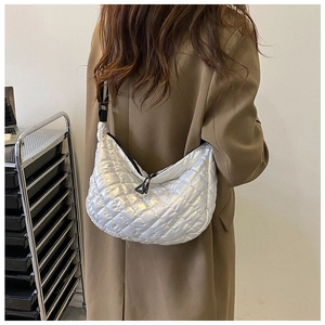Détail du sac bandoulière argenté matelassé avec sangle réglable et finition métallique