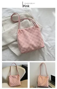 Vues détaillées d'un sac cabas rose avec une texture à carreaux matelassée minimaliste