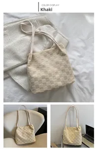 Détail du sac cabas tissé kaki montrant le motif à damier texturé et les fines anses