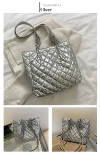 Detail der silbernen Stepptasche mit Metallic-Finish und Kettenriemen-Verzierung
