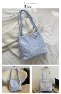 Vue détaillée du tissu à carreaux bleu clair sur la bandoulière du sac fourre-tout épuré