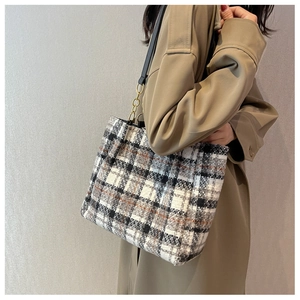 Vue détaillée du sac cabas à carreaux avec bandoulière en cuir noir et chaîne dorée