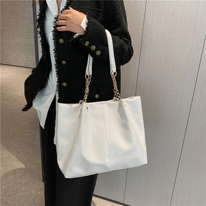 Grand sac cabas blanc en similicuir souple avec bandoulière chaîne dorée