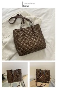 Detail der braunen Stepp-Tote-Bag mit Rautenmuster und silbernem Metallkettenriemen