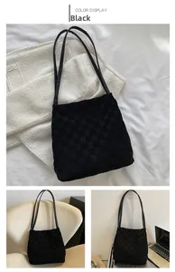 Détail du sac cabas à damier noir avec tissu texturé et fines anses en cuir