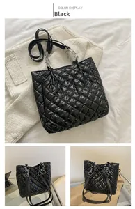 Detailansicht der schwarzen gesteppten Shopper-Tasche mit silberner Kette