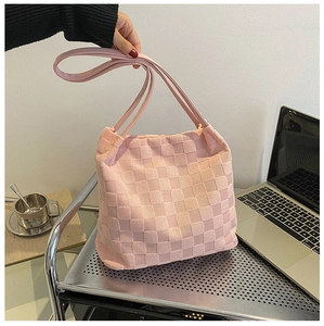 Sac fourre-tout tissé rose avec texture à carreaux dans un cadre de café décontracté