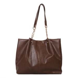 Grand sac cabas marron foncé en cuir souple avec détail de bandoulière chaîne dorée
