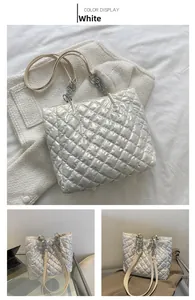 Detailansicht einer weißen Stepp-Tote-Bag mit Metallkettenriemen und großem Fassungsvermögen