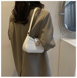 Vue détaillée du sac porté épaule blanc matelassé avec grande boucle dorée