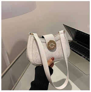 Détail du sac à bandoulière matelassé blanc avec fermoir en métal doré arrondi