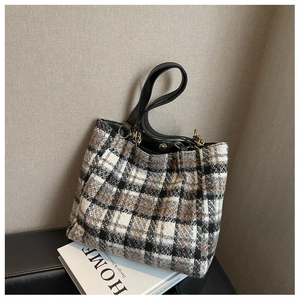 Détail du grand sac cabas à carreaux avec chaîne dorée et texture en tweed