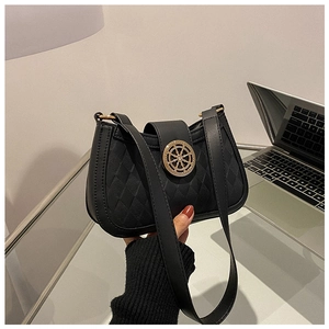 Détail du sac en cuir PU matelassé noir avec boucle dorée vintage et bandoulière assortie
