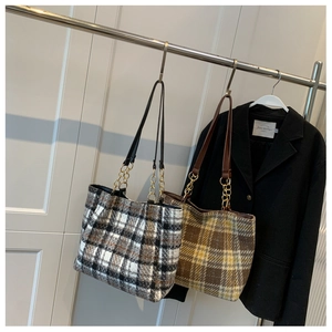 Détail de cabas en laine à carreaux avec bandoulières à chaîne et motifs pour automne hiver