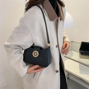 Sac bandoulière vintage en cuir noir avec boucle dorée élégante pour le quotidien urbain