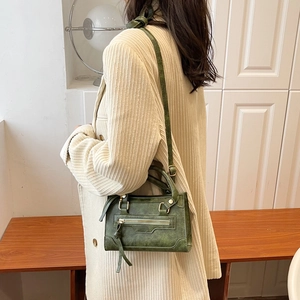 Borsa a tracolla retrò verde scuro con manico in metallo e finitura in ecopelle