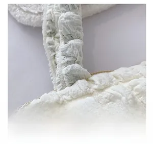Dettaglio ravvicinato delle cuciture rinforzate e della texture a bolle sulla borsa bianca