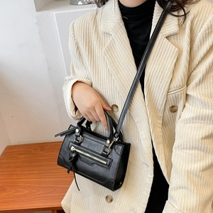 Mini borsa nera in ecopelle con dettagli dorati e nappa per un look versatile