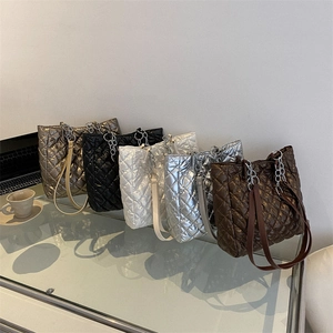 Gesteppte Tragetaschen in verschiedenen Metallic-Farben mit Kettenriemen und viel Platz