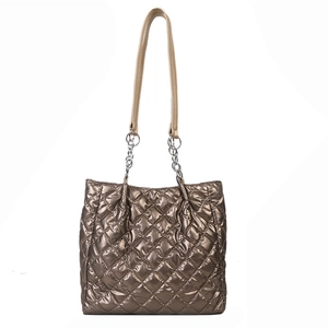 Große gesteppte Tragetasche in Champagner-Metallic mit Leder- und Kettenriemen