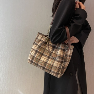 Sac cabas à carreaux classique avec lanières en cuir marron et chaîne dorée pour femme