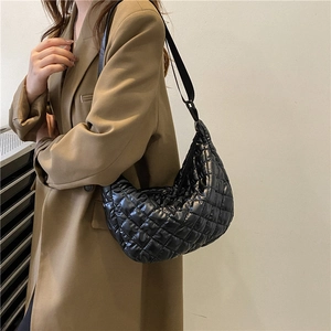 Sac hobo matelassé noir chic avec surpiqûres en losange et bandoulière réglable