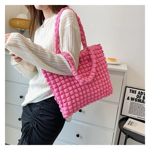 Dettaglio della borsa tote rosa con texture popcorn e tessuto a bolle morbido