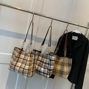 Trois sacs cabas à carreaux élégants avec bandoulière chaîne pour l'automne et l'hiver