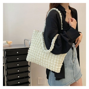 Dettaglio della borsa tote bianca testurizzata con design unico a pieghe tridimensionali