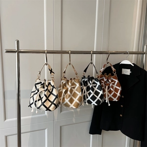 Minimalist quilted bucket bags in four colors with drawstring and wide straps