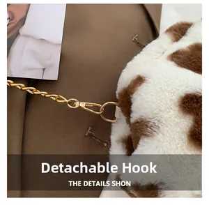 Dettaglio del gancio rimovibile della catena dorata su borsa peluche maculata