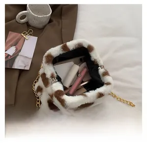 Vista interna della borsa in peluche con stampa mucca che mostra lo spazio per il trucco