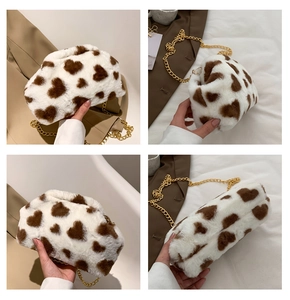 Viste multiple di una borsa in peluche bianca con cuori marroni e catena dorata