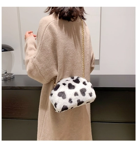 Dettaglio borsa a tracolla in peluche con motivo a mucca a cuore e catena d'oro