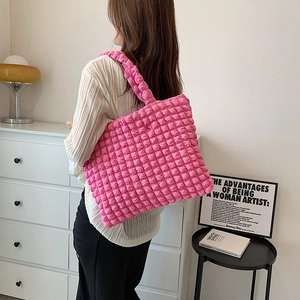 Borsa a spalla rosa con texture a bolle e tracolla larga per uno stile femminile unico