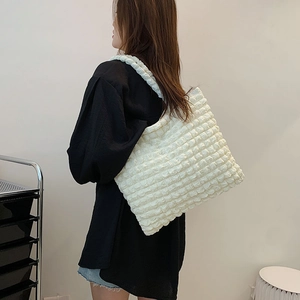 Borsa tote minimalista bianco crema con trama a bolle e ampia tracolla per donna