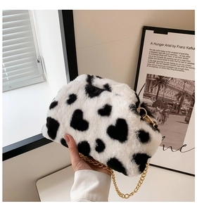 Borsa a mano in peluche con stampa a cuore e dettaglio tracolla a catena dorata