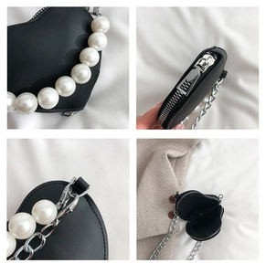 Détail du mini sac en forme de cœur avec bordure en perles et chaîne argentée