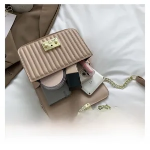 Innenansicht der beigen Tasche mit Platz für Handy, Kosmetika und Notizbuch für den Alltag