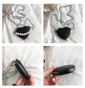 Vues détaillées du sac bandoulière en forme de cœur avec perles et chaîne argent