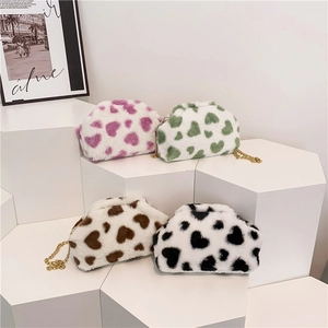 Borsa a tracolla chic in peluche con motivo a cuore e catena in metallo per donna, vari colori