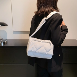 Borsa a tracolla imbottita bianca con trapuntatura a rombi e tracolla larga con occhielli