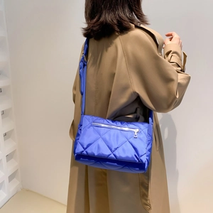 Borsa a tracolla trapuntata blu reale in nylon con cuciture a rombi e zip argento