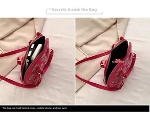 Détail du sac à main fuchsia avec strass montrant l'espace de rangement du compartiment