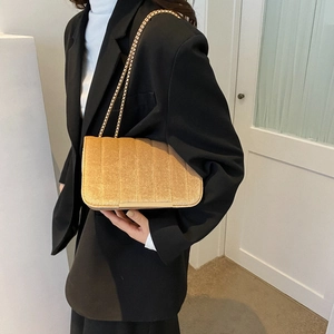 Borsa a tracolla in velluto dorato con catena elegante e design trapuntato da donna